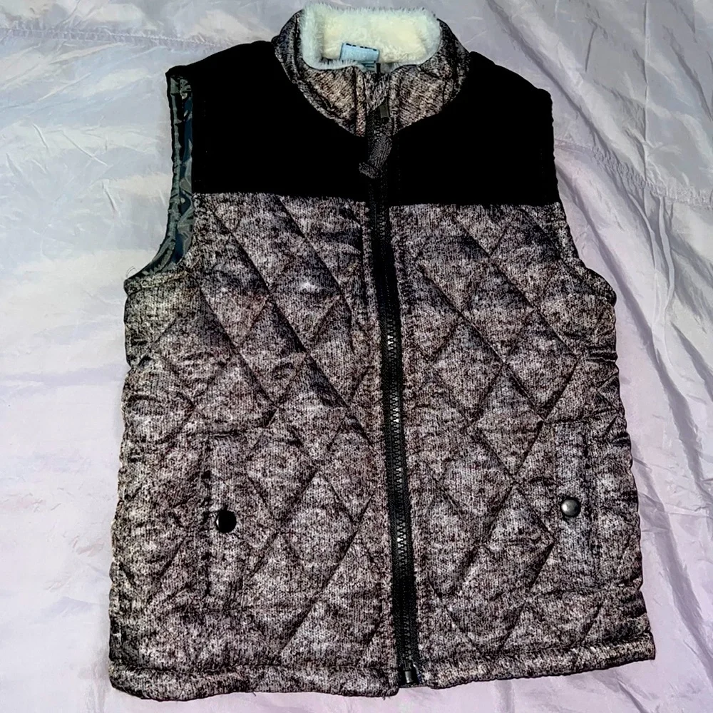 Very cute and warm vest from a non smoker, no pets home. - Picture 1 of 3